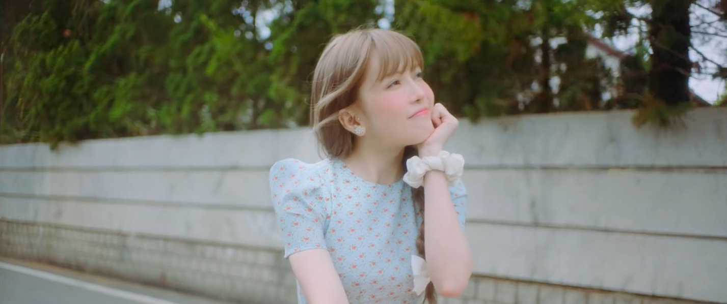 Thiều Bảo Trâm trong MV 'Love Rosie', xinh thì xinh thật nhưng hơi 'đơ' nhỉ?
