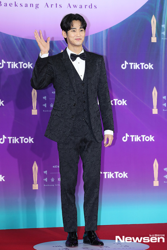 Nam diễn viên Kim Soo Hyun. Anh là 1 trong 5 đề cử ở hạng mục 'Nam diễn viên chính xuất sắc nhất' với vai diễn trong phim 'Điên thì có sao'. Đáng chú ý bạn diễn của Kim Soo Hyun là nữ diễn viên Seo Ye Jin vắng mặt vì lý do cá nhân.