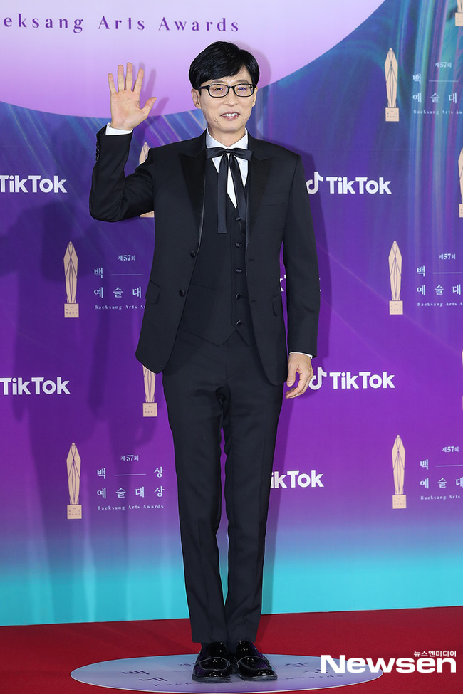 Thảm đỏ Baeksang Award 2021: Song Joong Ki điển trai như hoàng tử, Ác nữ Seo Jin và dượng  Dan Te hội ngộ