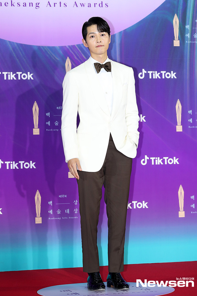Thảm đỏ Baeksang Award 2021: Song Joong Ki điển trai như hoàng tử, Ác nữ Seo Jin và dượng  Dan Te hội ngộ