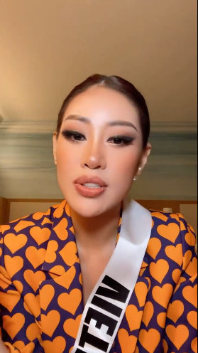 Khánh Vân livestream chia sẻ việc kể chuyện mua vé số cho giám khảo Miss Universe 2020.