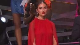 Nữ MC Miss Universe 2020 biểu cảm như mất sổ gạo, hoá ra do dẫn chung sự kiện với vợ của người yêu cũ?