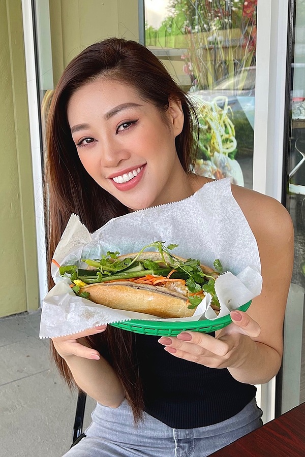 Khánh Vân đi ăn bánh mì Việt Nam sau khi thi Miss Universe 2020