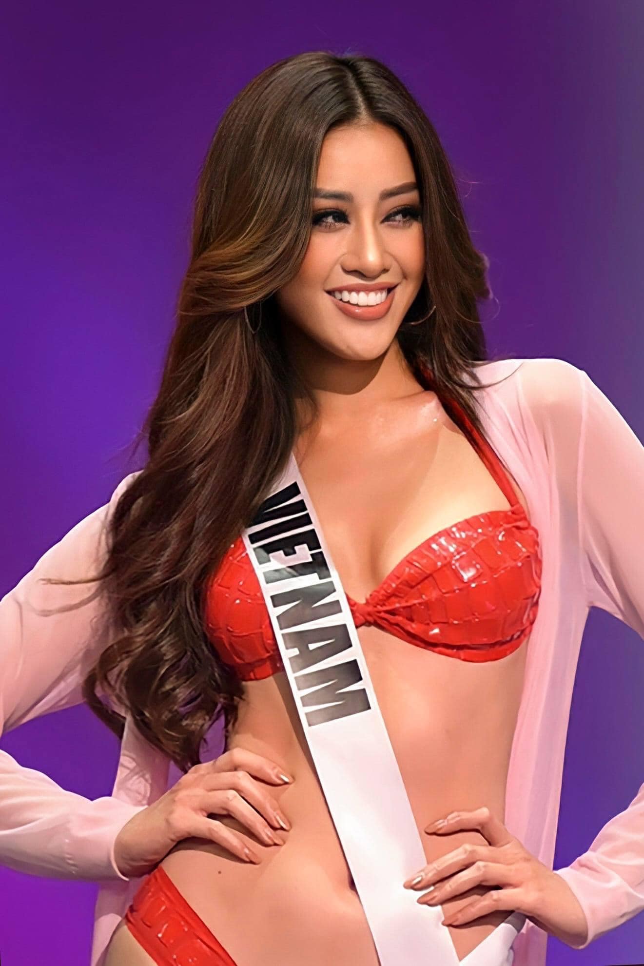 Khánh Vân trên sân khấu Miss Universe 2020