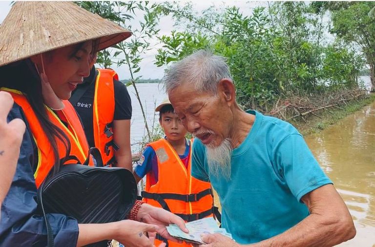 Ca sĩ Thuỷ Tiên tham gia cứu trợ người dân miền Trung trong đợt lũ lịch sử tháng 10/2020.