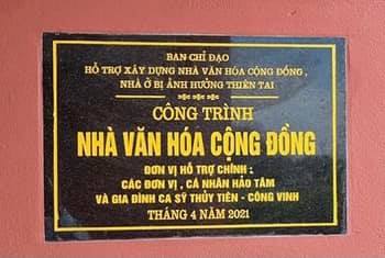 Tấm biển tài trợ có tên của gia đình ca sĩ Thuỷ Tiên và cầu thủ Công Vinh