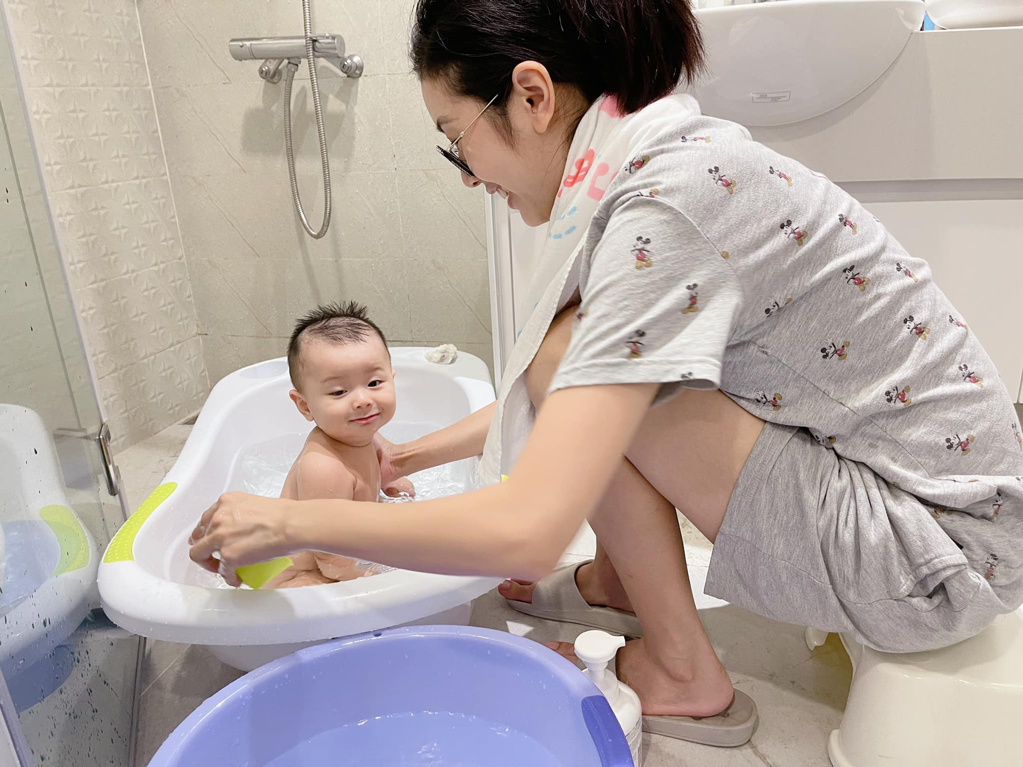Biểu cảm cực hài của con trai Á hậu Thúy Vân khi được mẹ tắm, lại trở thành 'meme' hot sau bộ nail rồi! - ảnh 1