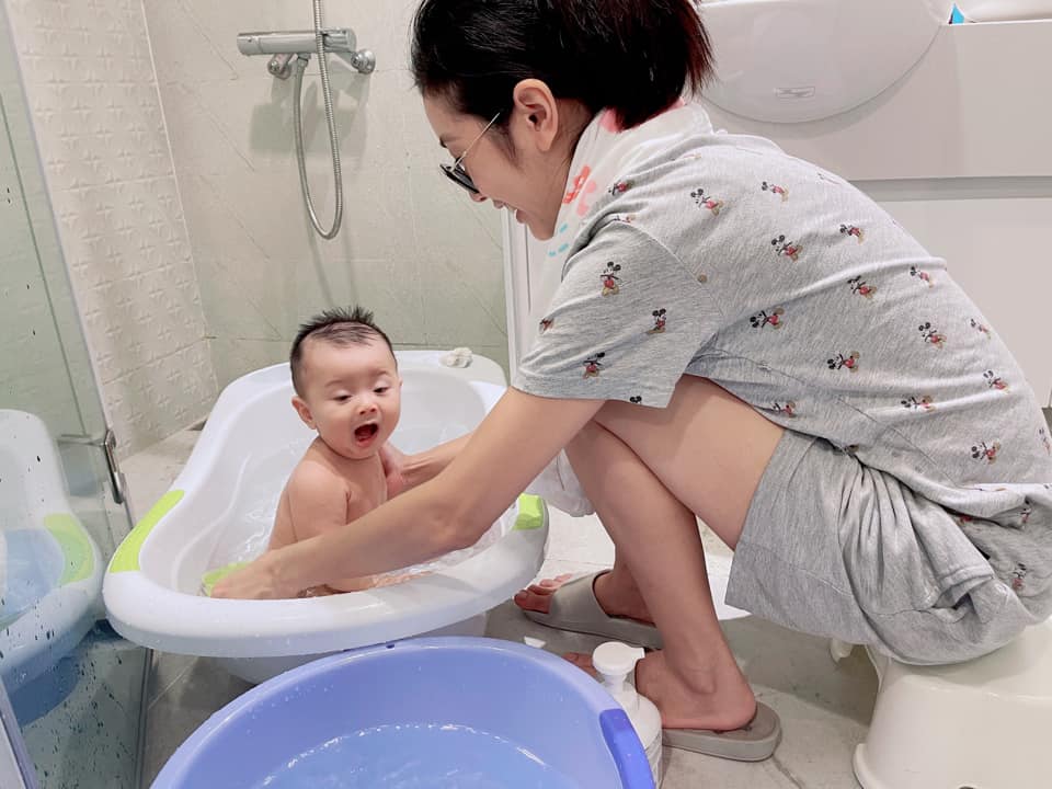 Biểu cảm cực hài của con trai Á hậu Thúy Vân khi được mẹ tắm