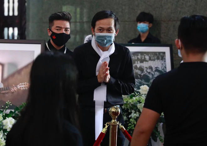 NSUT Hoài Linh là người đại diện đứng ra tổ chức tang lễ cho cố nghệ sĩ Chí Tài khi người anh thân thiết đột ngột qua đời vào tháng 12/2020.