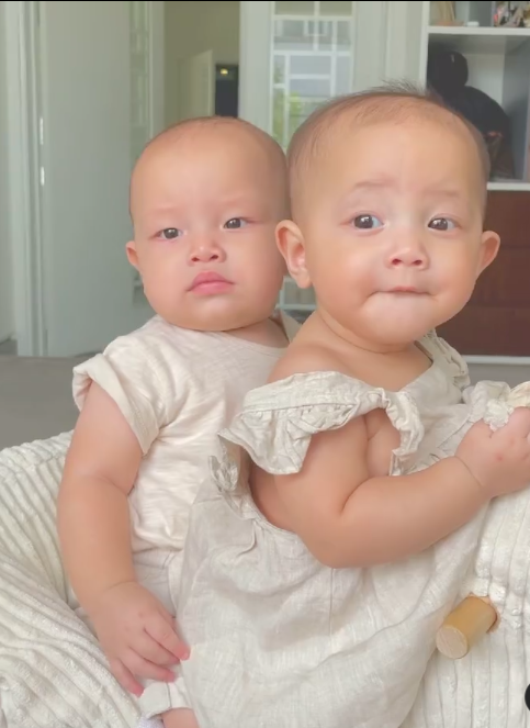 1/6 đầu tiên của cặp song sinh nhà Hồ Ngọc Hà và Kim Lý, diện đồ đôi siêu cưng!