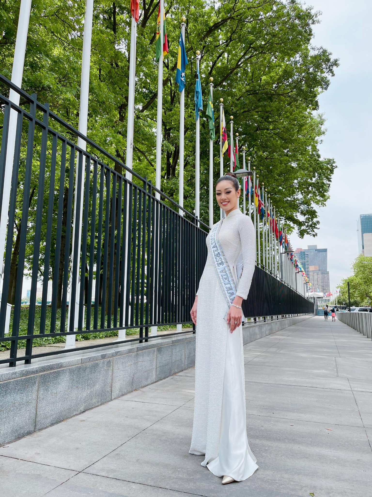 Hoa hậu Khánh Vân khoe dáng với Áo dài Việt Nam trên đường phố NewYork, đúng là nữ thần Áo dài có khác!