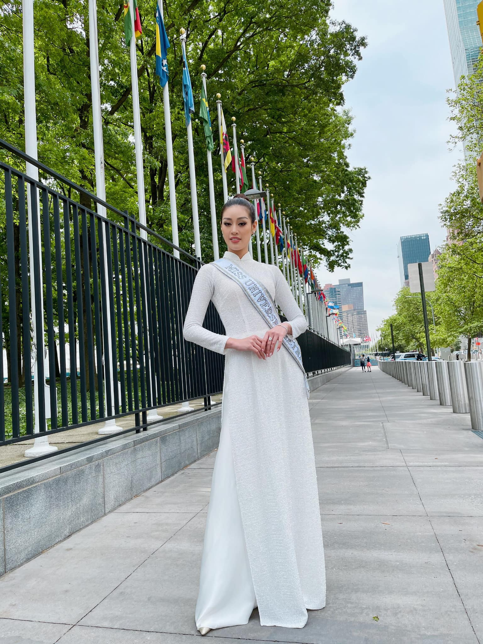 Hoa hậu Khánh Vân khoe dáng với Áo dài Việt Nam trên đường phố NewYork, đúng là nữ thần Áo dài có khác!