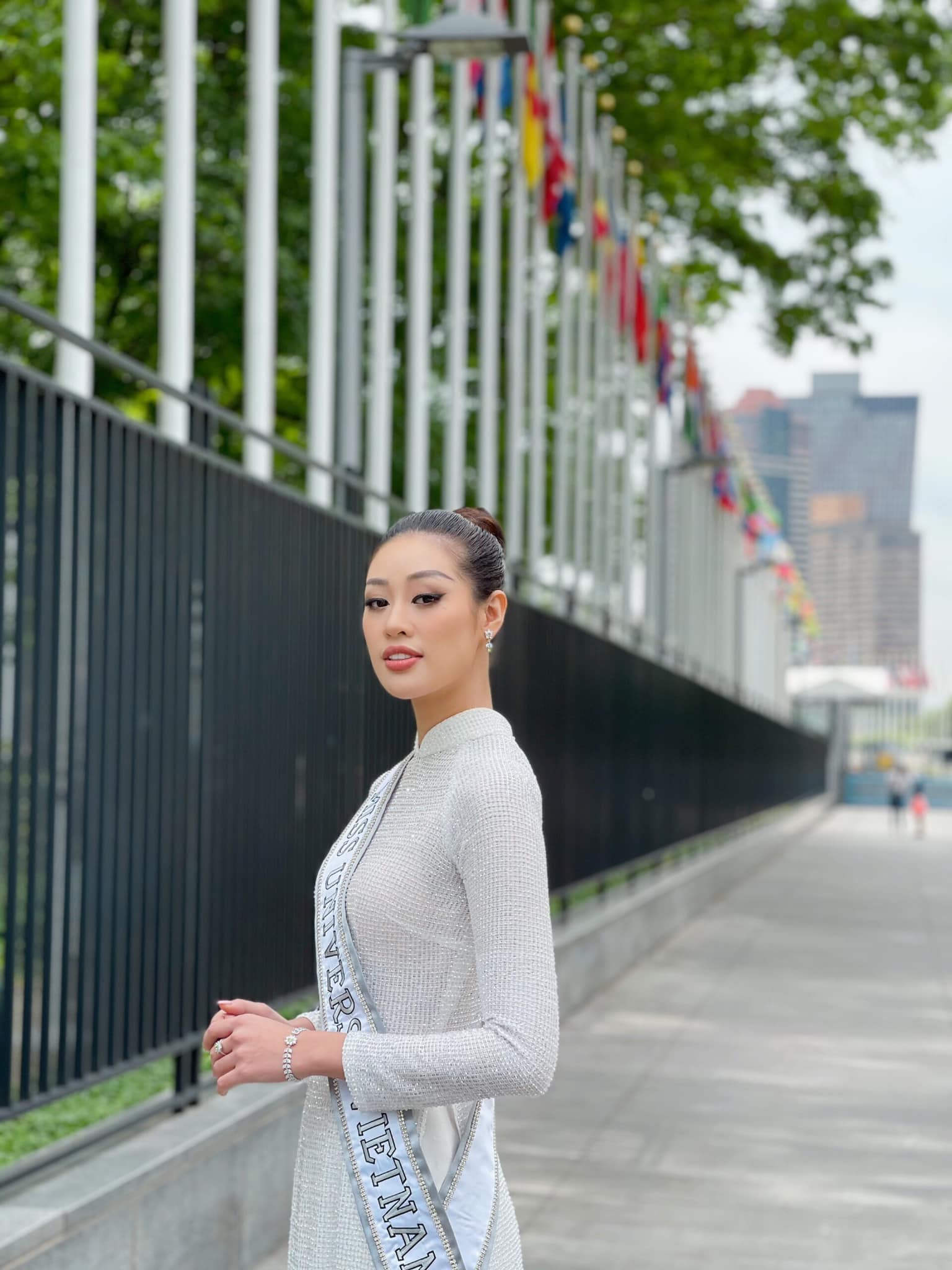 Hoa hậu Khánh Vân khoe dáng với Áo dài Việt Nam trên đường phố NewYork, đúng là 'nữ thần Áo dài' có khác! - ảnh 7