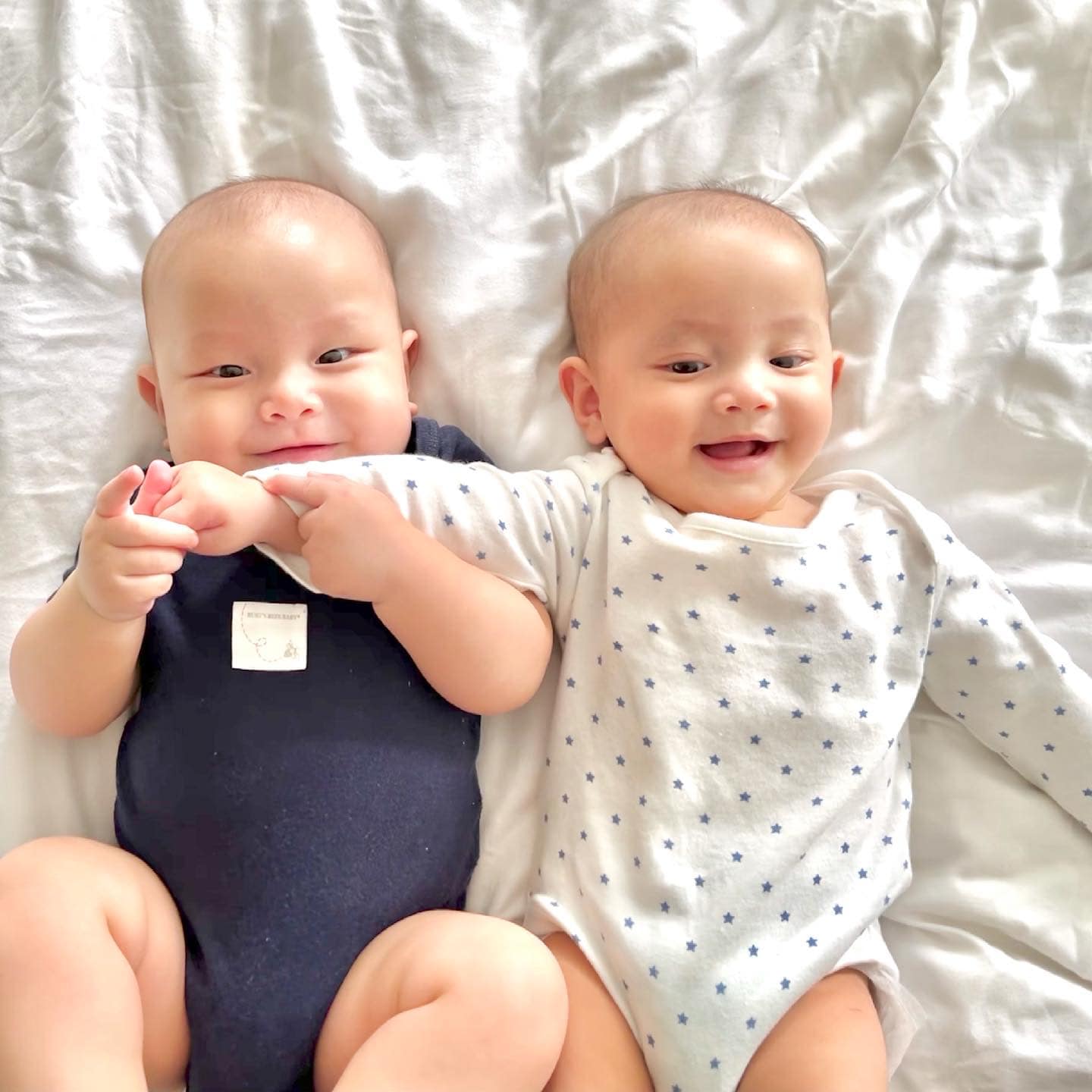 Cặp song sinh Leon và Lisa trở thành 2 em bé hot nhất mạng xã hội với tài khoản Instagram cán mốc 300k follow