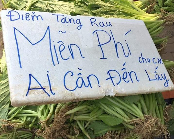 Hài hước tấm biển của anh bán rau ai tên Hằng được miễn phí 3 món, chắc là fan bà Phương Hằng đây mà!