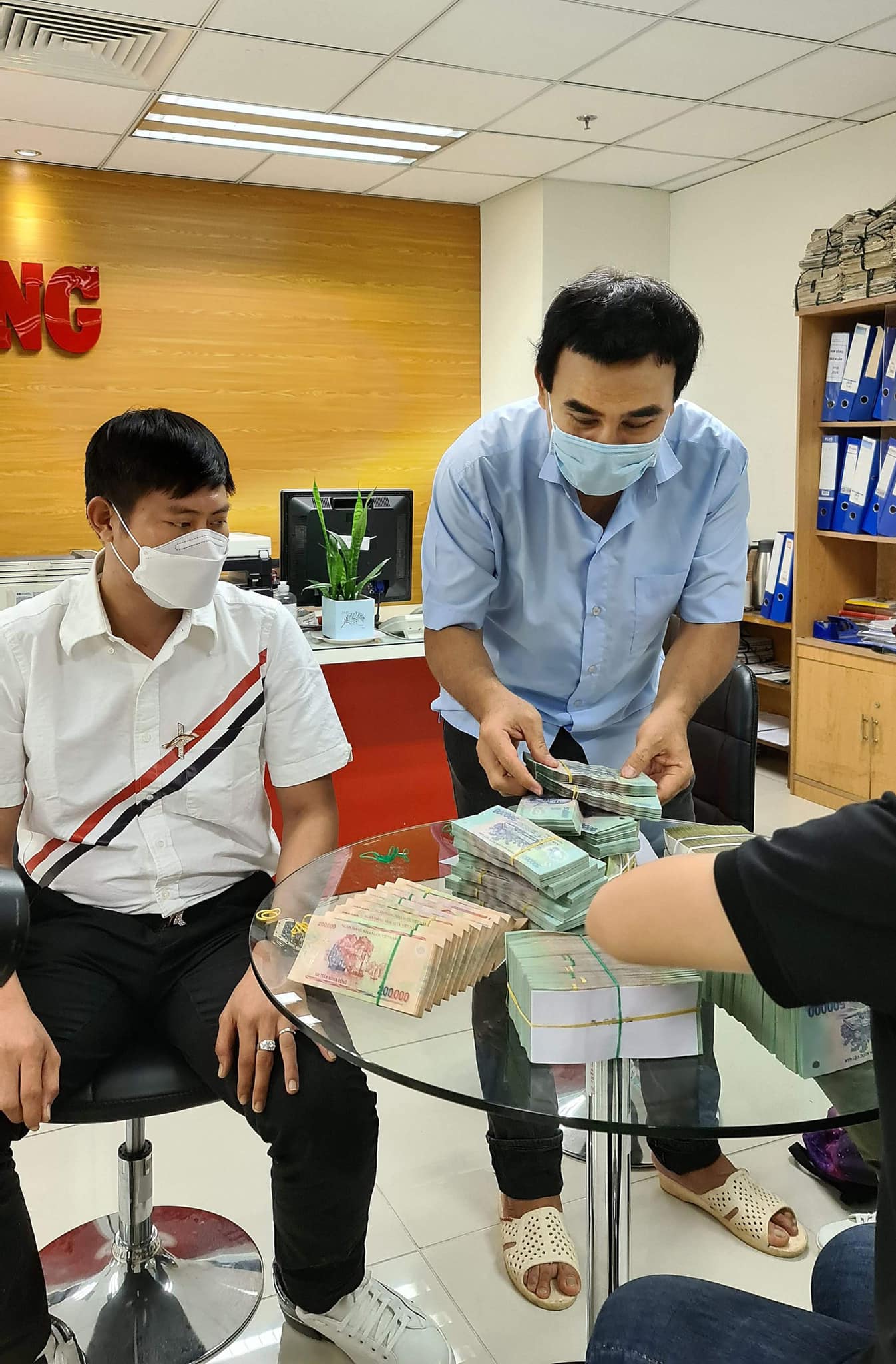 Ngày 2/6, MC Quyền Linh tiếp tục mang 2,2 tỷ đồng đến nơi quyên góp mua vắc - xin cho công nhân nghèo.