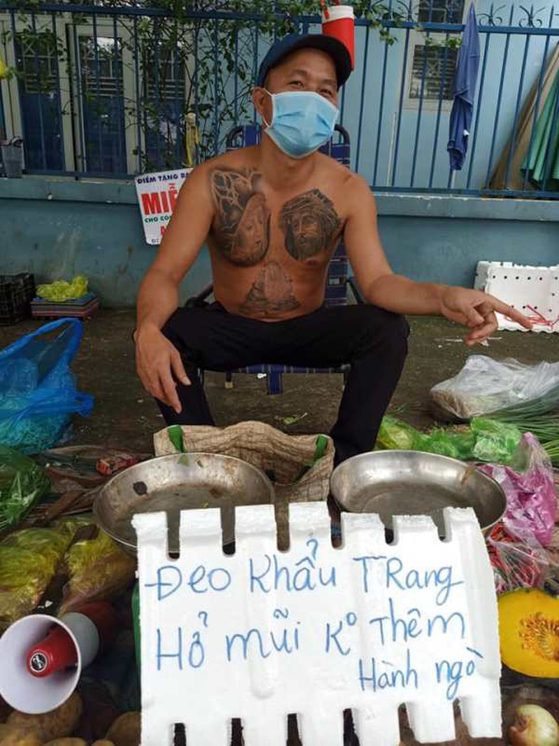 Hài hước tấm biển của anh bán rau ai tên Hằng được miễn phí 3 món, chắc là fan bà Phương Hằng đây mà! Hài hước tấm biển của anh bán rau ai tên Hằng được miễn phí 3 món, chắc là fan bà Phương Hằng đây mà!