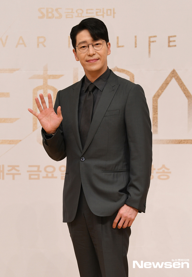 'Dượng' Ju Dan Te (diễn viên Uhm Ki Joon)