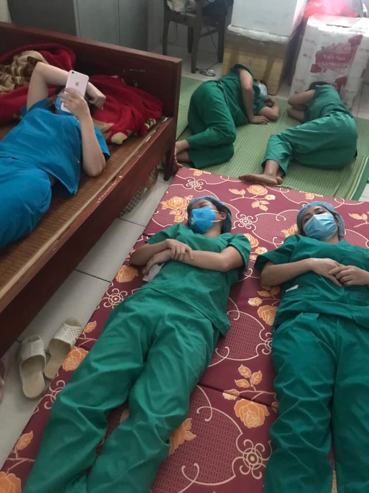 Ca sĩ Thuỷ Tiên ủng hộ 250 triệu đồng, lắp 22 máy điều hoà cho y bác sĩ  tại Bắc Giang