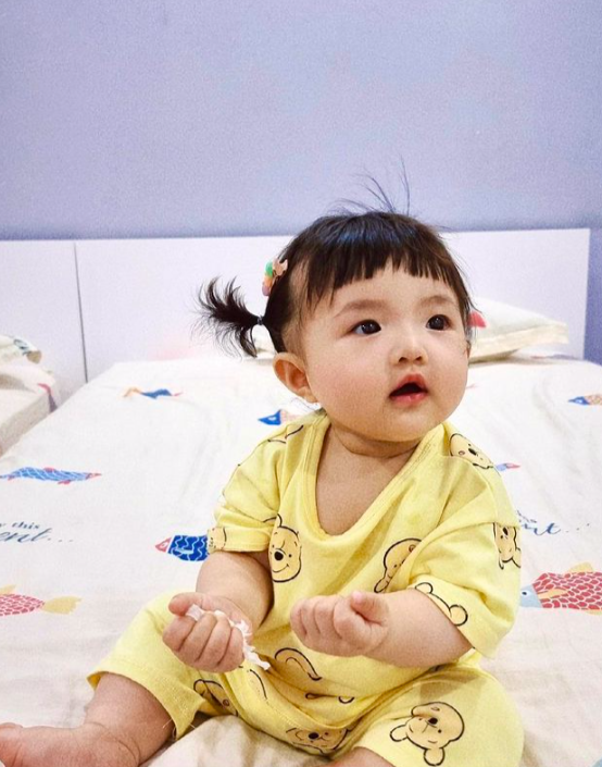 Con gái Đông Nhi và Ông Cao Thắng đáng yêu với tóc mái ngố, bắt đầu đóng quảng cáo từ 7 tháng tuổi