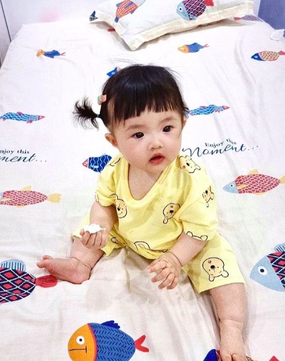 Con gái Đông Nhi và Ông Cao Thắng đáng yêu với tóc mái ngố, bắt đầu đóng quảng cáo từ 7 tháng tuổi