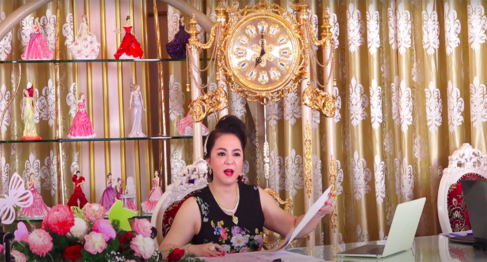 Bị bà Phương Hằng điểm mặt, ca sĩ Phi Nhung viết tâm thư gửi khán giả sau 1 đêm bất an