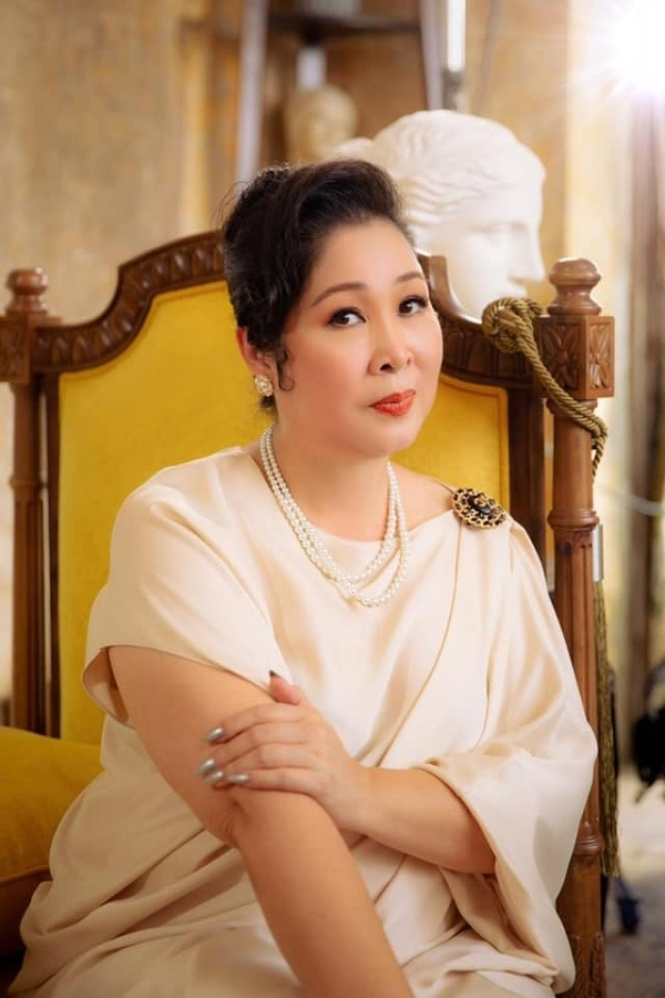 NSND Hồng Vân bị bà Phương Hằng tuyên bố khởi kiện
