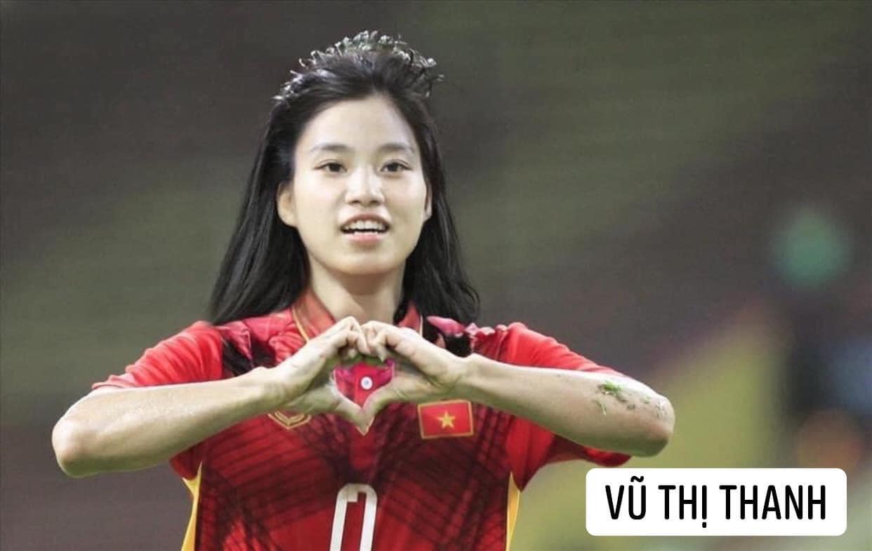 Vũ Văn Thanh với bụng 'múi sầu riêng' khiến chị em mệt trong trận đấu với Indonesia nay lại nữ tính, nhẹ nhàng thả tím với fan thế này.