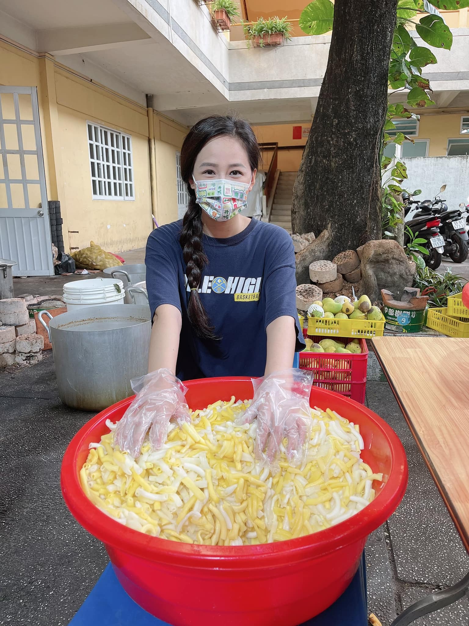 Hoa hậu Mai Phương Thuý chuẩn bị suất ăn cho y bác sĩ tại Bệnh viện Nhiệt đới Tp.HCM