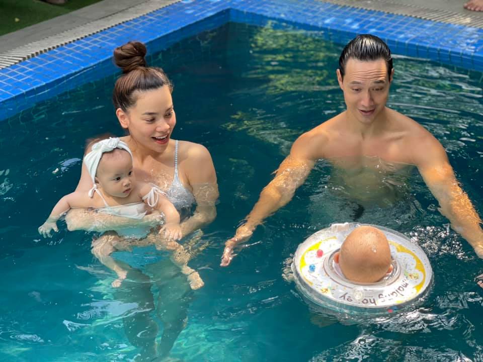 Gia đình Hồ Ngọc Hà vui chơi trong bể bơi, 'thánh biểu cảm' Leon lại chiếm sóng với loạt khoảnh khắc cực yêu - ảnh 5