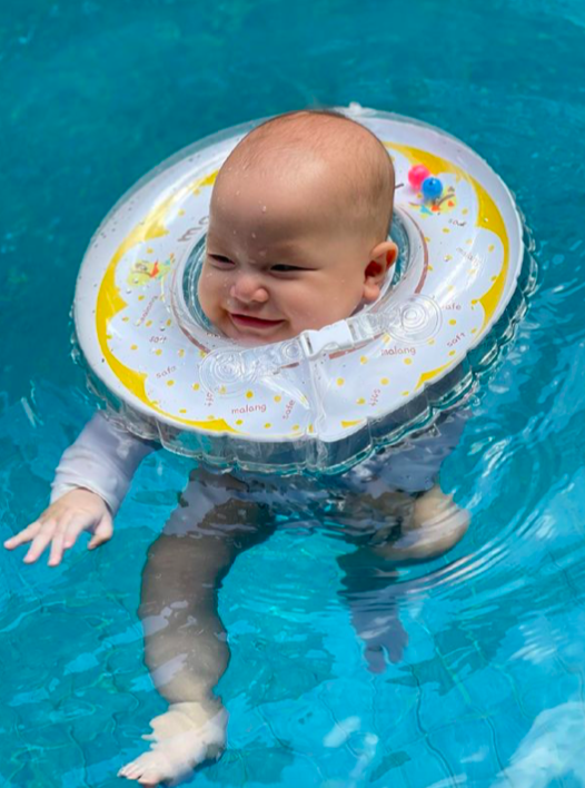 Những biểu cảm trên gương mặt của Leon tiếp tục gây cười vì vẻ hài hước. Đặc biệt dù chỉ mới 7 tháng tuổi nhưng Leon đã có thể tự bơi dưới dự hỗ trợ của chiếc phao. Cậu bé vùng vẫy đầy phấn khích trong nước cực đáng yêu.