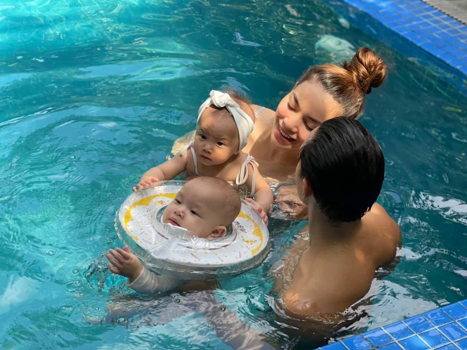Gia đình Hồ Ngọc Hà vui chơi trong bể bơi, 'thánh biểu cảm' Leon lại chiếm sóng với loạt khoảnh khắc cực yêu - ảnh 3