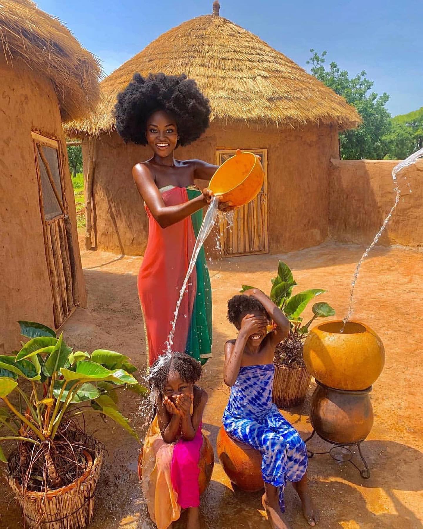 Cô gái đến từ Ghana với làn da nâu và mái tóc xù đẹp như tranh vẽ chinh phục cả thế giới Cô gái đến từ Ghana với làn da nâu và mái tóc xù đẹp như tranh vẽ chinh phục cả thế giới - ảnh 9