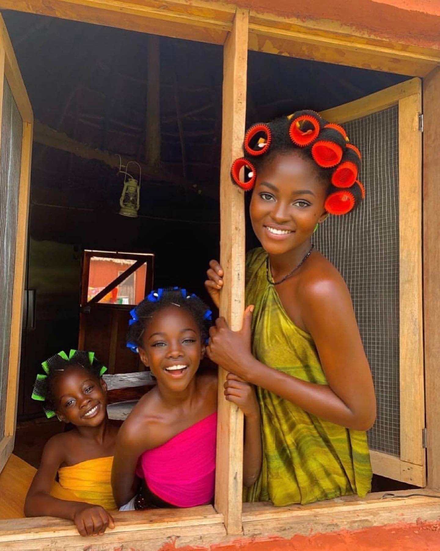 Cô gái đến từ Ghana với làn da nâu và mái tóc xù đẹp như tranh vẽ chinh phục cả thế giới Những khoảnh khắc bên 2 con của Hamamat Montia
