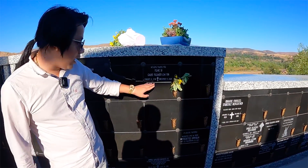Youtuber Khoa Pug bị chỉ trích vì đến thăm mộ cố NS Chí Tài nhưng dùng từ review mộ