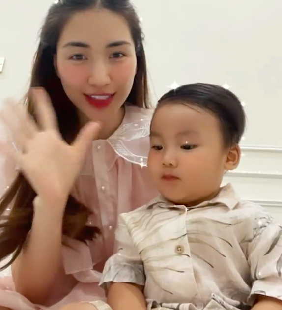 Con trai Hoà Minzy chưa đầy 2 tuổi đã hát theo mẹ cực yêu - ảnh 3