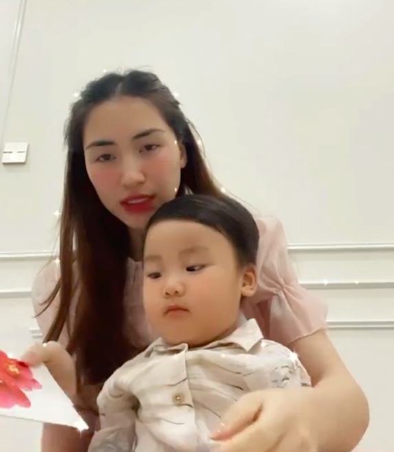 Thời gian gần đây bé Bo hay xuất hiện trên livestream cùng mẹ Hoà Minzy