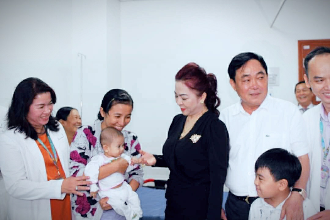 Bà Phương Hằng xin lỗi, tuyên bố chấm dứt toàn bộ hoạt động thiện nguyện vào tháng 10