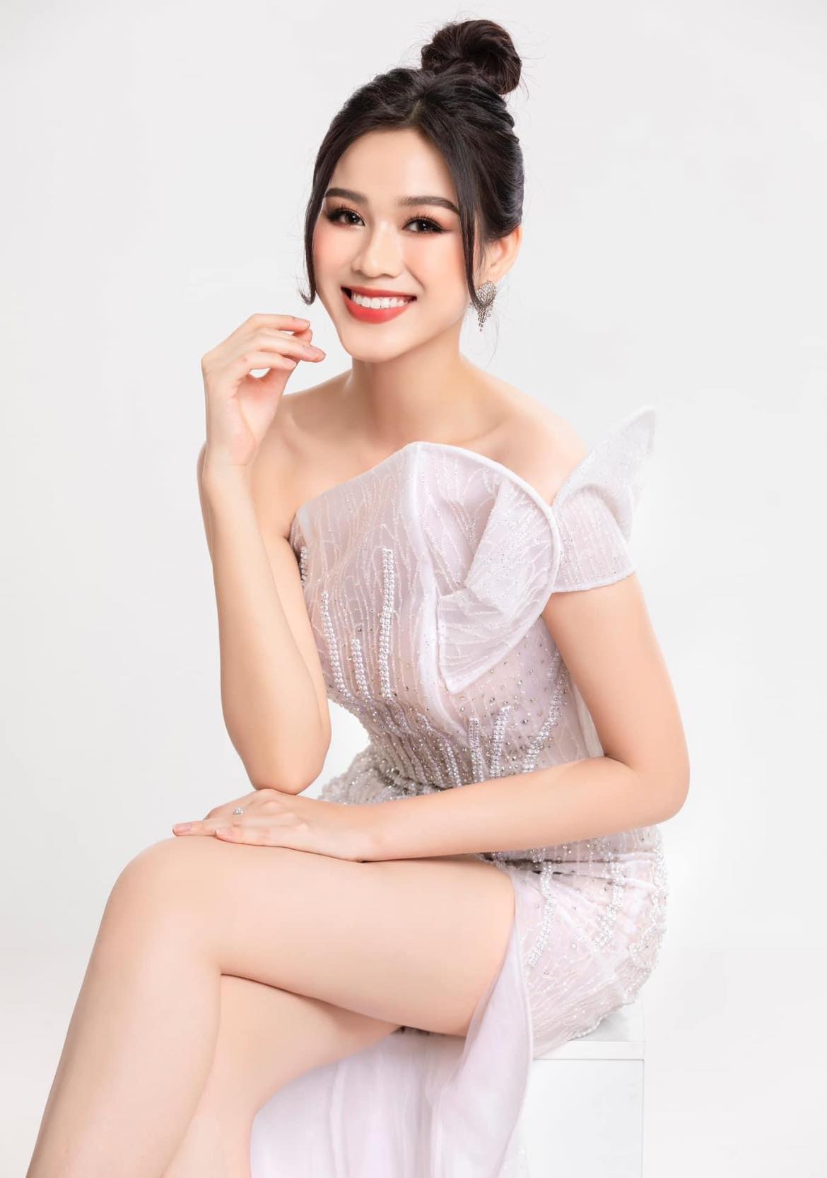Đụng ai không đụng, Hoa hậu Đỗ Thị Hà cứ chọn Ngọc Trinh mà mặc giống đồ, kém 12 tuổi liệu có đẹp hơn?