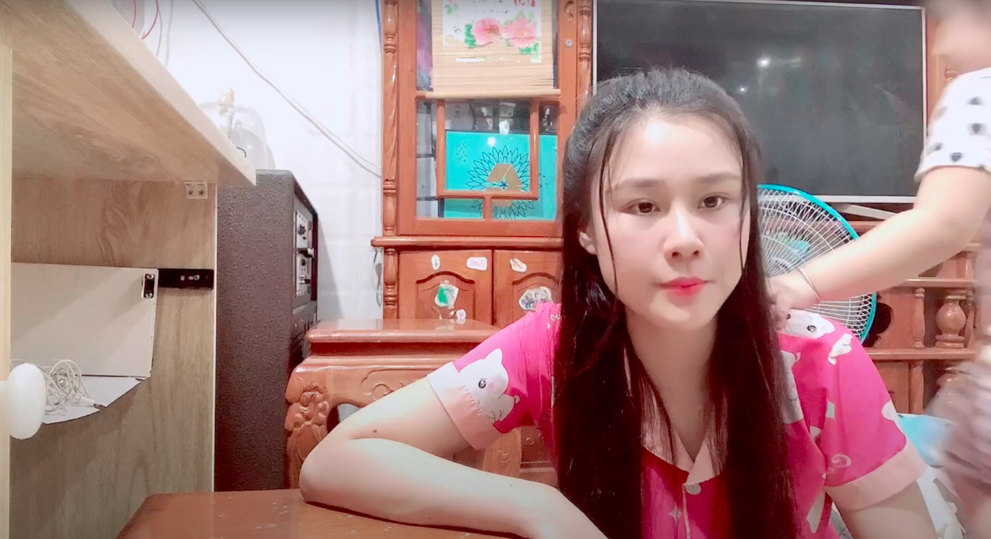 Sau nửa năm cố ca sĩ Vân Quang Long qua đời, Linh Lan tiếp tục cầu xin CĐM tha cho 2 mẹ con