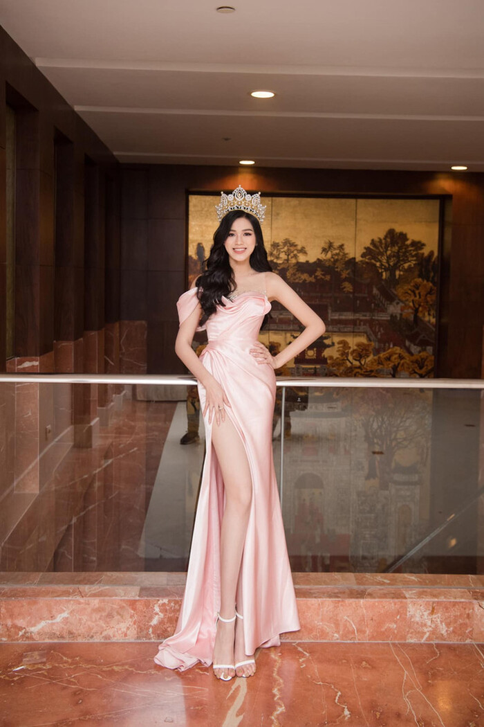 Đụng ai không đụng, Hoa hậu Đỗ Thị Hà cứ chọn Ngọc Trinh mà mặc giống đồ, kém 12 tuổi liệu có đẹp hơn?