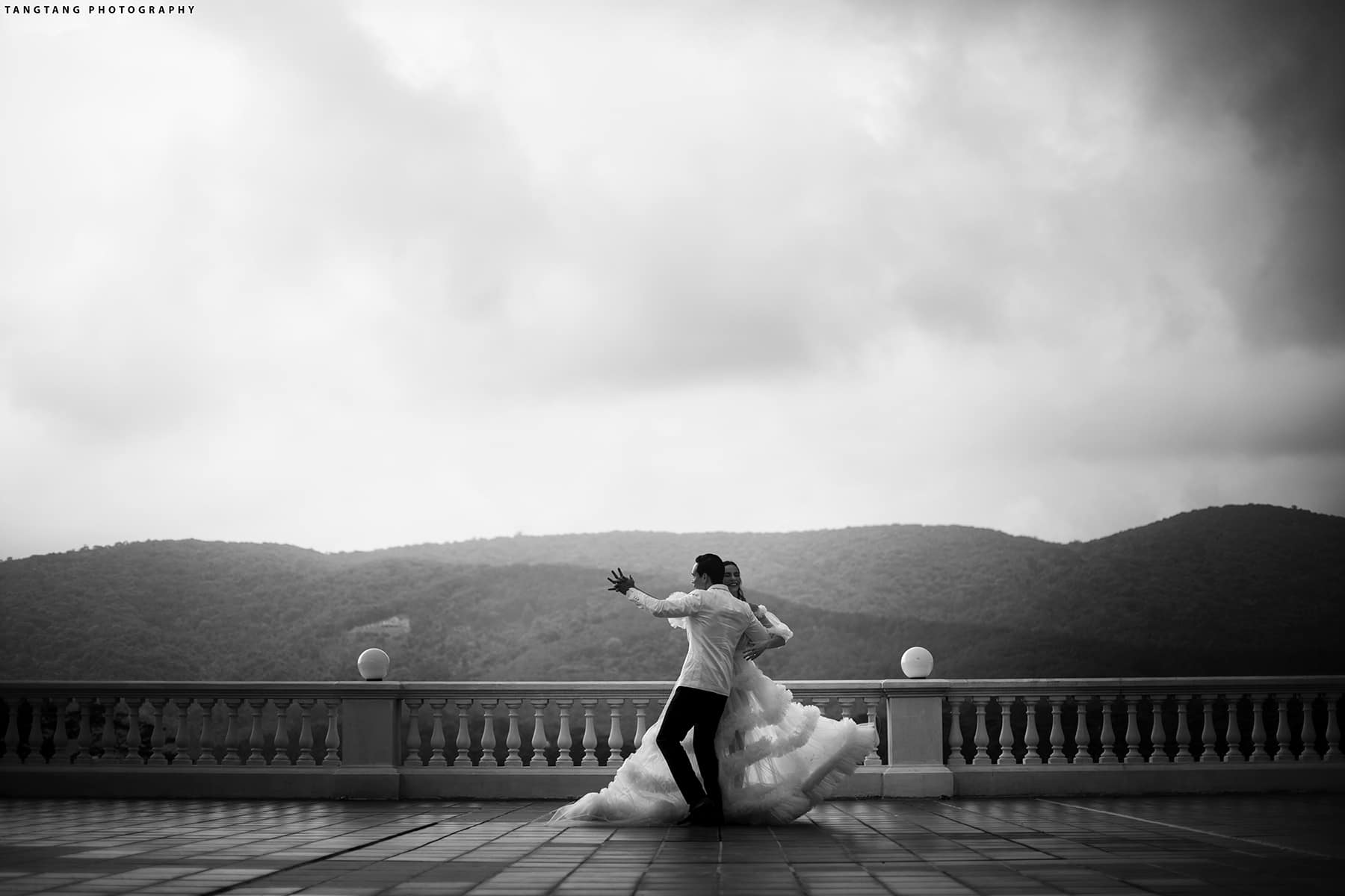 Khung cảnh đẹp như mơ trong bộ ảnh cưới của Hồ Ngọc Hà và Kim Lý