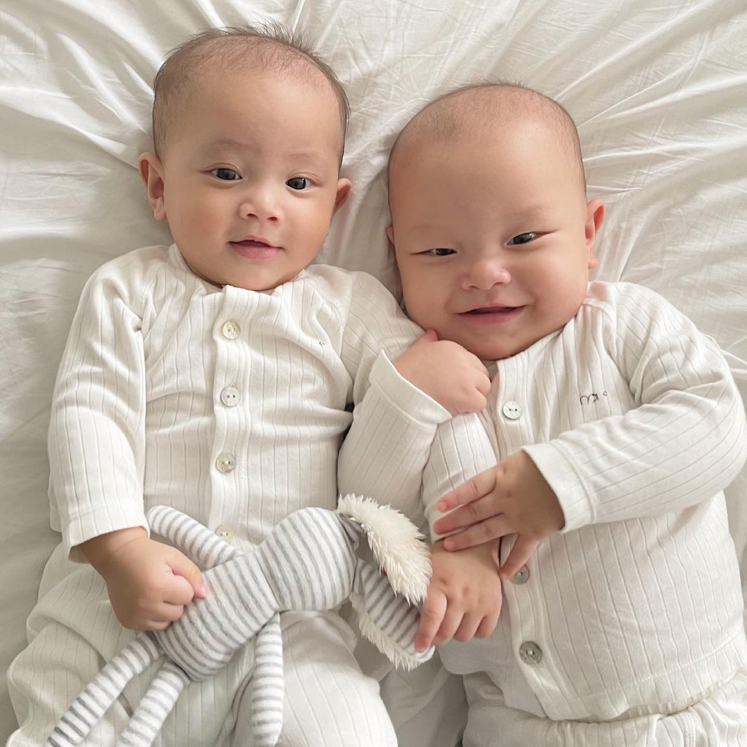 2 nhóc tì sinh đôi đầy kháu khỉnh của Hồ Ngọc Hà và Kim Lý
