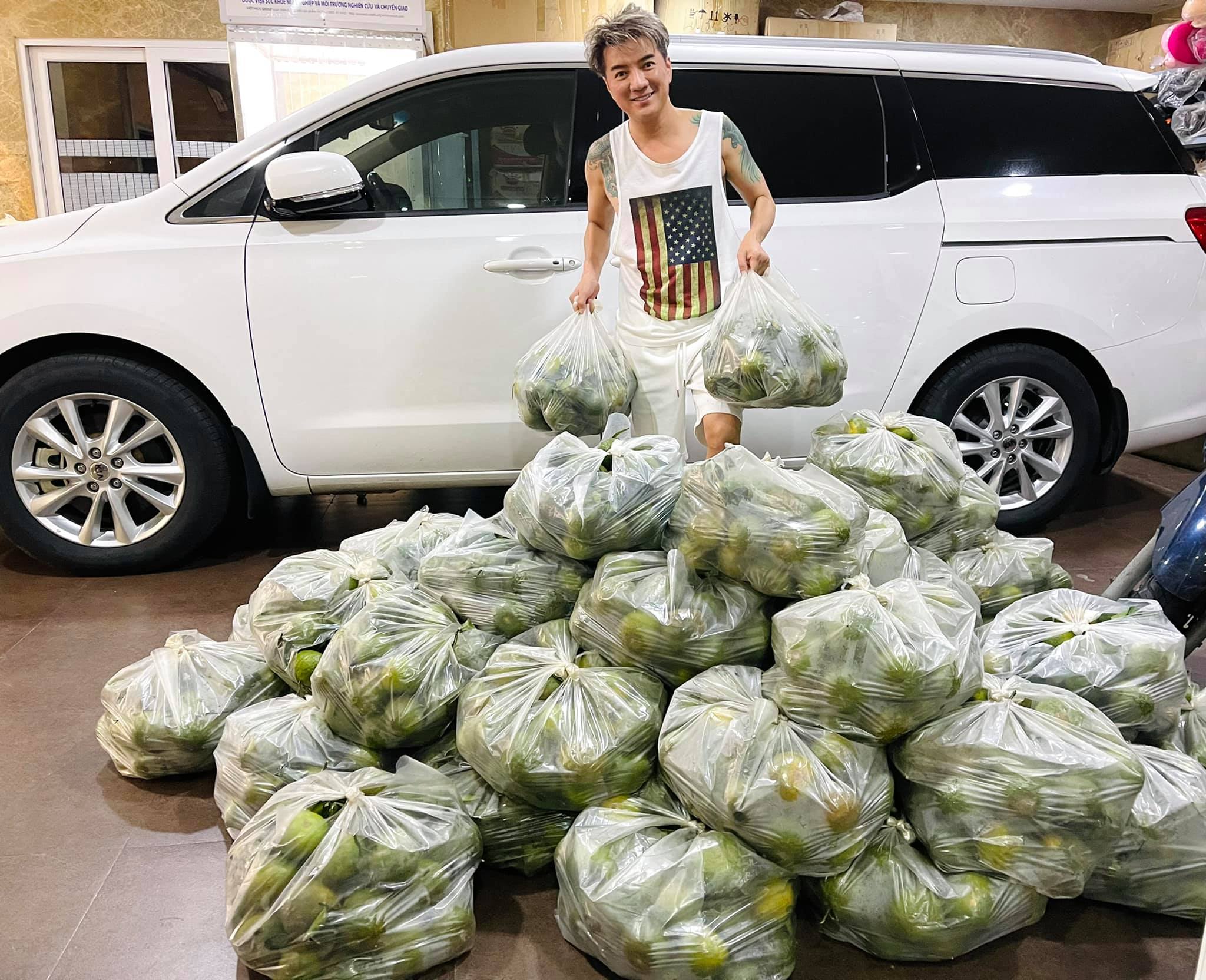 Sau tuyên bố dừng làm từ thiện, Đàm Vĩnh Hưng tự bỏ tiền túi mua 500kg cam giúp bà con Bình Dương giữa mùa dịch