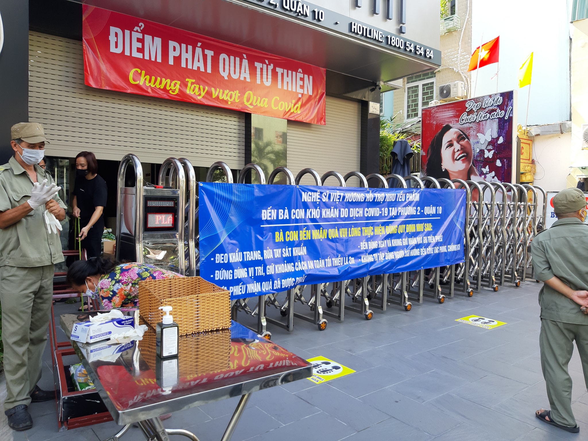NS Việt Hương bức xúc khi bị tố ép người nhận quà từ thiện diễn thật thảm hại để chụp hình