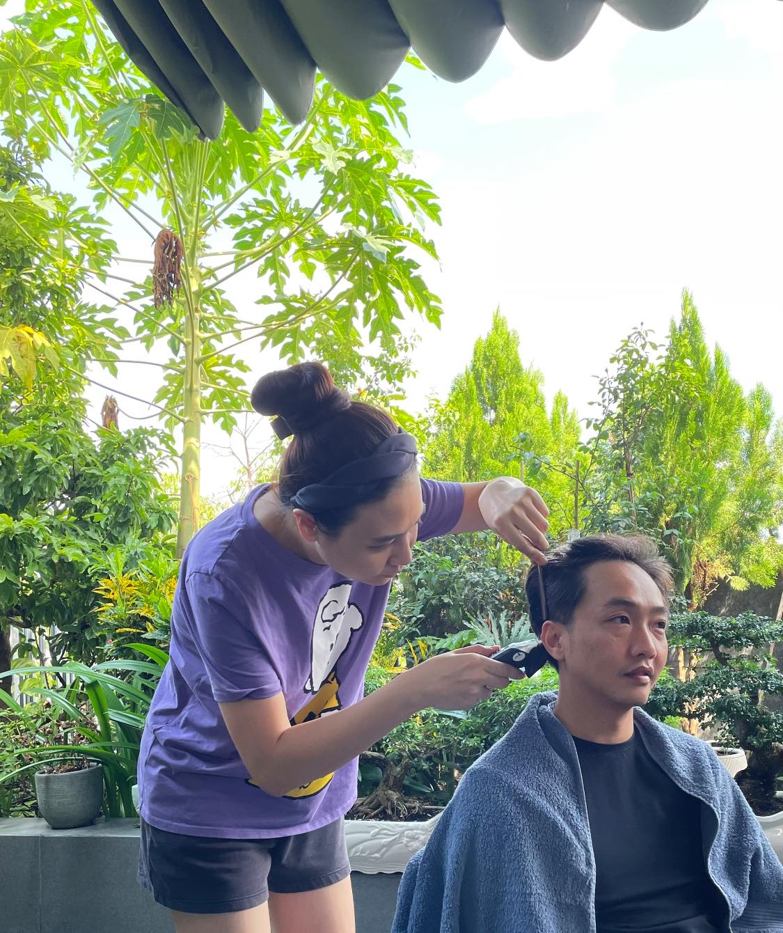 Đàm Thu Trang trổ tài cắt tóc cho ông xã Cường Đôla...
