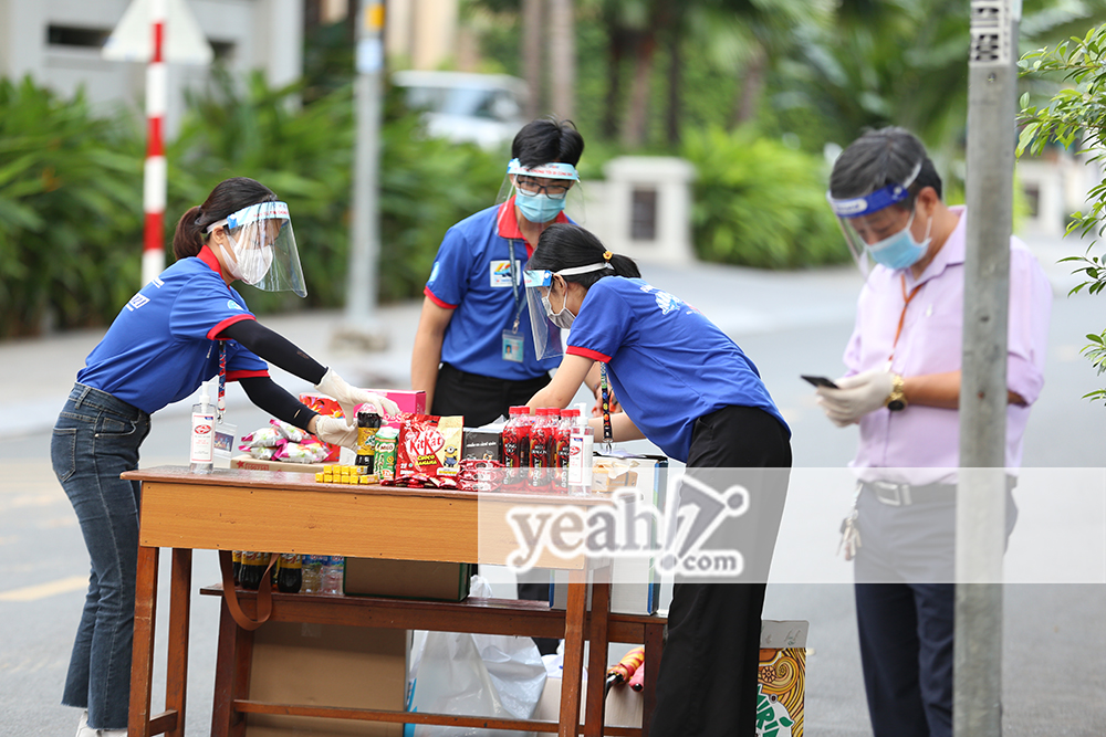 Các tình nguyện viên tiếp sức mùa thi chuẩn bị nước uống, đồ ăn nhẹ cho các thí sinh
