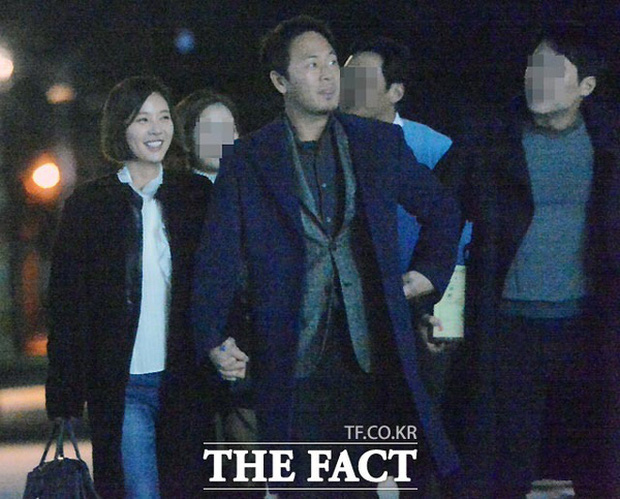Hình ảnh hiếm hoi của Hwang Jung Eum và chồng được truyền thông Hàn Quốc ghi lại được