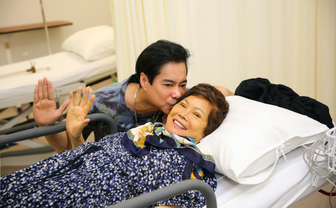 Ca sĩ Ngọc Sơn bên cạnh chăm sóc cho mẹ lúc đau ốm