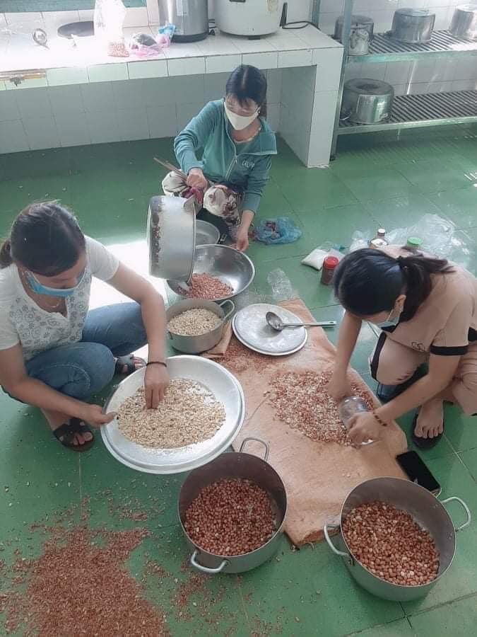 Muối ruốc sả được tất bật làm nhiều ngày qua ở nhiều địa phương tại Quảng Trị